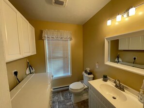 Combined shower/bathtub, towels, soap, shampoo