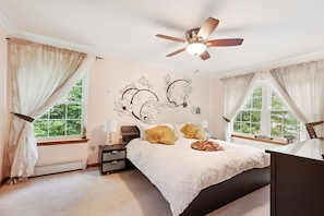 3 bedrooms, desk, iron/ironing board, free WiFi