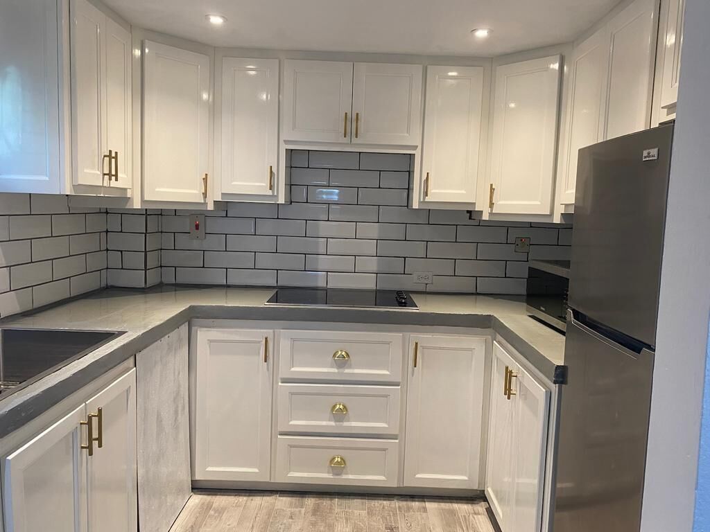 Kjøleskap, mikrobølgeovn, kokeplater og hurtigmikser