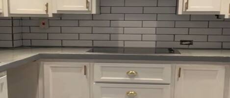 Een koelkast, een microgolfoven, een kookplaat, een blender