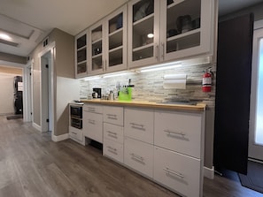 Een koelkast, een microgolfoven, een kookplaat