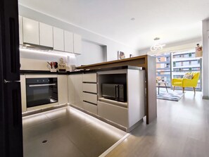 Kühlschrank, Mikrowelle, Ofen, Herdplatte