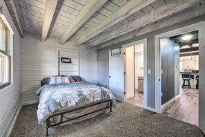 4 bedrooms, desk, travel crib, WiFi