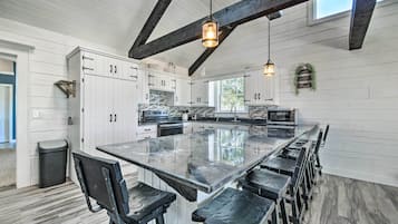 Réfrigérateur, micro-ondes, plaque de cuisson, lave-vaisselle