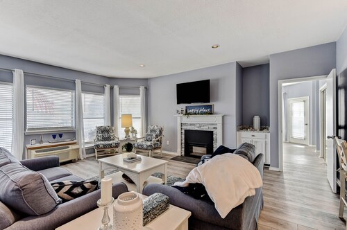 Dejablue Condo w/ pool on lake Texoma-Sleeps 8