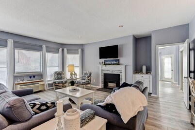 Dejablue Condo w/ pool on lake Texoma-Sleeps 8