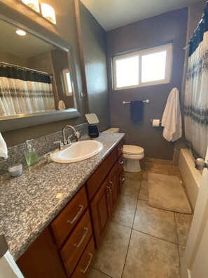Shower, hair dryer, towels, shampoo - Longer Stay for Travelers Blocks from Hospital and Downtown Security Gates (Visalia)
