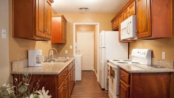 Full-size fridge, microwave, oven, coffee/tea maker