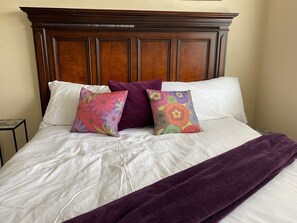 Hypo-allergenic bedding, memory-foam beds, individually decorated - Longer Stay for Travelers Blocks from Hospital and Downtown Security Gates (Visalia)