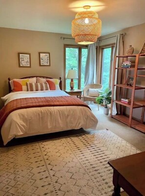 5 bedrooms, desk, travel crib, WiFi