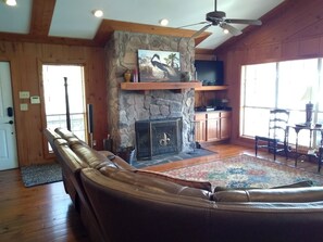 Älytelevisio, takka, DVD-soitin