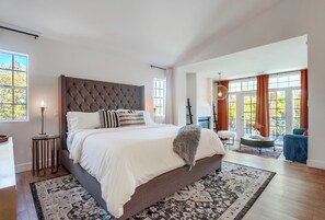 4 habitaciones, escritorio y tabla de planchar con plancha