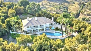 A large house with a swimming pool, surrounded by lush greenery and hills. - Custom 3,600sf Fallbrook Retreat: Wedding Guests•Family•Couples-Wine•Golf•Coast (Fallbrook)