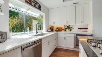 KylskÄp, mikrovÄgsugn, ugn och spishÀll