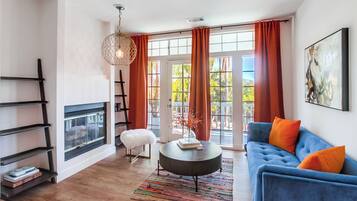 Smart-tv, eldstad, tv-spel och bordsfotboll