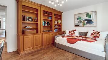 4 dormitorios, escritorio, tabla de planchar con plancha y cuna de viaje