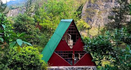 Secluded romantic cabin ,nestled in an Ecuadorian canyon!