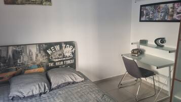 1 quarto, escrivaninha, ferros/tábuas de passar roupa, Wi-Fi de cortesia