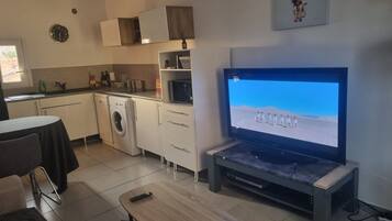 Geladeira, micro-ondas, cooktop, lava-louças