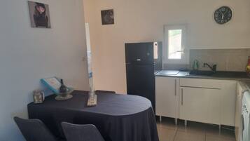 Geladeira, micro-ondas, cooktop, lava-louças