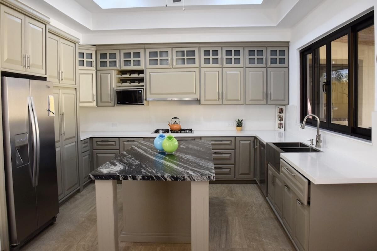 Réfrigérateur, micro-ondes, four, cafetière/bouilloire