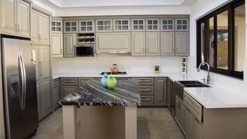 Réfrigérateur, micro-ondes, four, cafetiÚre/bouilloire