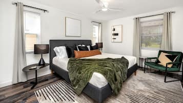 3 slaapkamers, een bureau, een strijkplank/strijkijzer, reisbedje