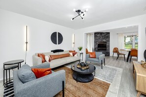 Una sala moderna con un sofá, una mesa de centro y un comedor.