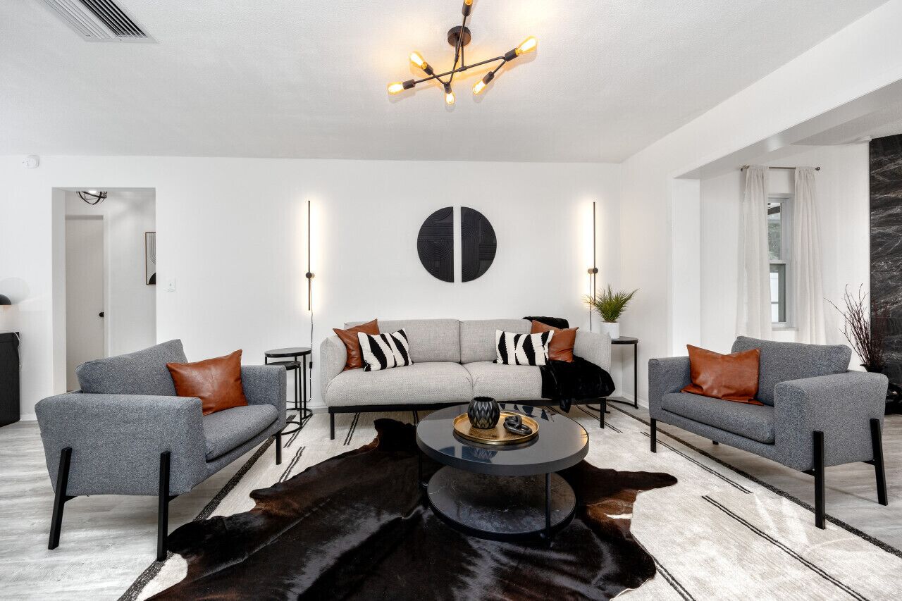 Smart TV, lareira, livros