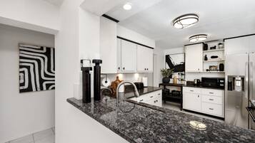 冷蔵庫、電子レンジ、オーブン、コンロ