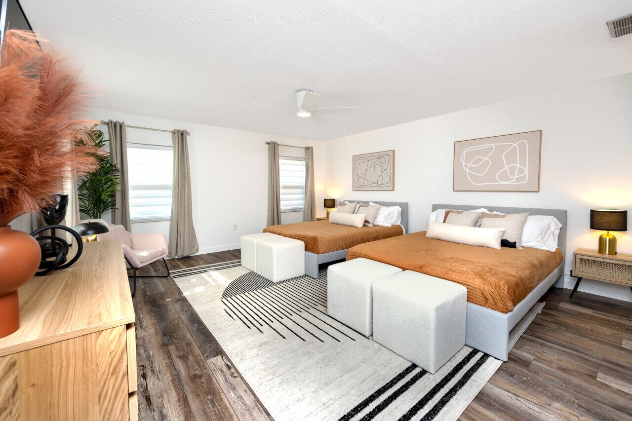 3 makuuhuonetta, työpöytä, silitysrauta/-lauta, vauvan matkasänky