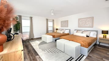 3 makuuhuonetta, työpöytä, silitysrauta/-lauta, vauvan matkasänky