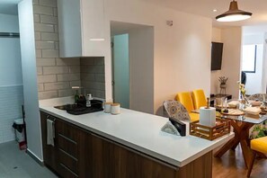 Kjøleskap, mikrobølgeovn, ovn og kokeplater