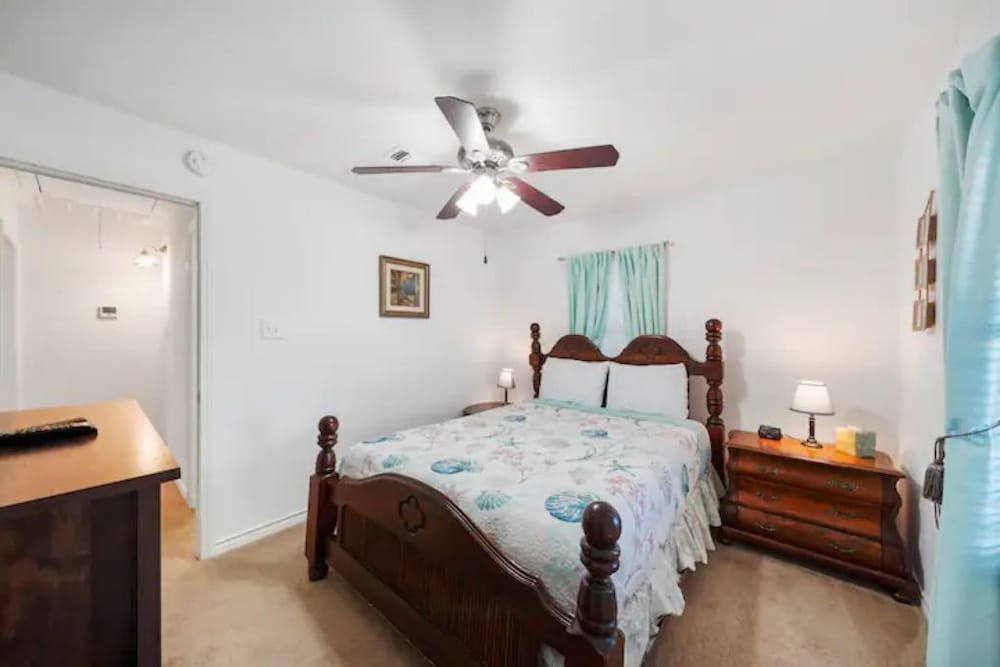 Galveston Beach Home Family Pet Friendly close to all amenities nearby