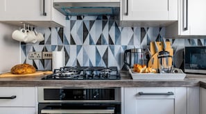 Apartment, Multiple Beds | Private kitchen | Fridge, microwave, oven, stovetop