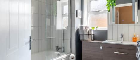 Ensemble baignoire-douche, baignoire profonde, séchoir à cheveux