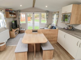 Frigorífico, hervidor eléctrico, tostadora y utensilios de cocina