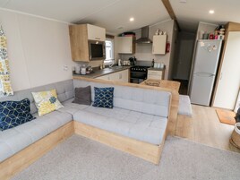 Frigorífico, hervidor eléctrico, tostadora y utensilios de cocina