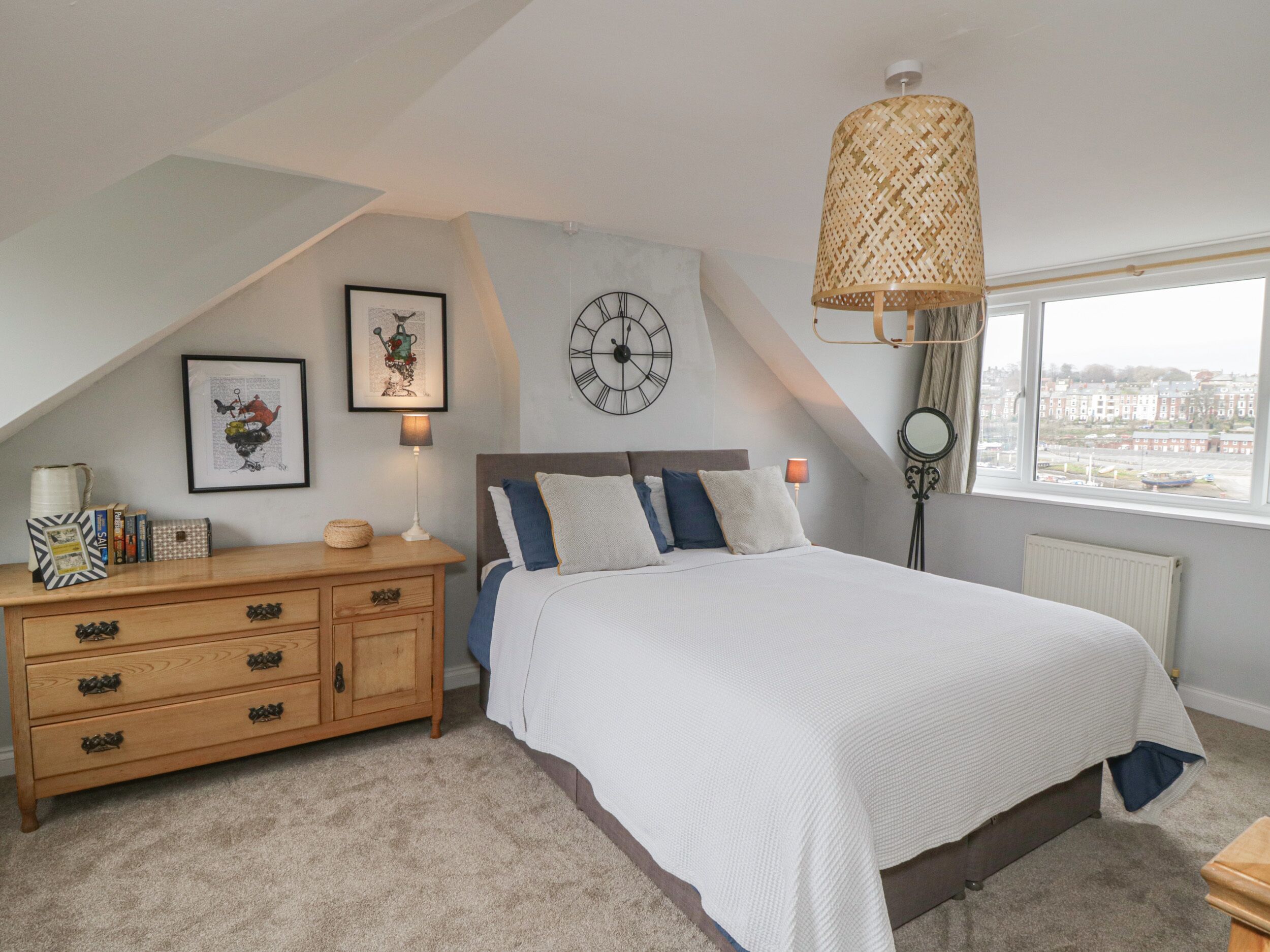 2 عدّة غرف نوم وبديكورات فريدة لكل غرفة وطراز فريد لكل وحدة