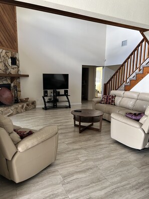 Smart TV, chimenea, reproductor de DVD y libros 