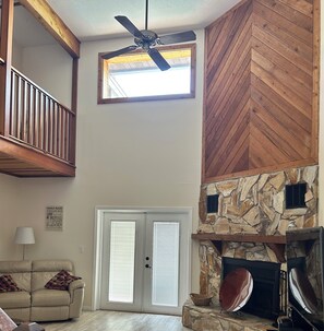 Smart-TV, Kamin, DVD-Player, Bücher