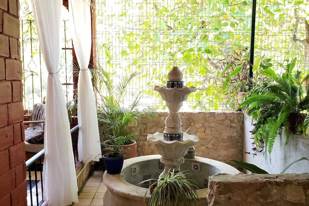 Hotel & Hostal Mayflower