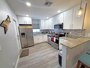 Frigorifero, microonde, forno, piano cottura