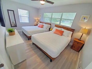 2 bedrooms, desk, WiFi