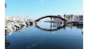 A marina with boats docked and a bridge over the water. - Little John Mobil Home (Fréjus)