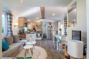 TV connectée, jeux vidéo, table de tennis de table, livres