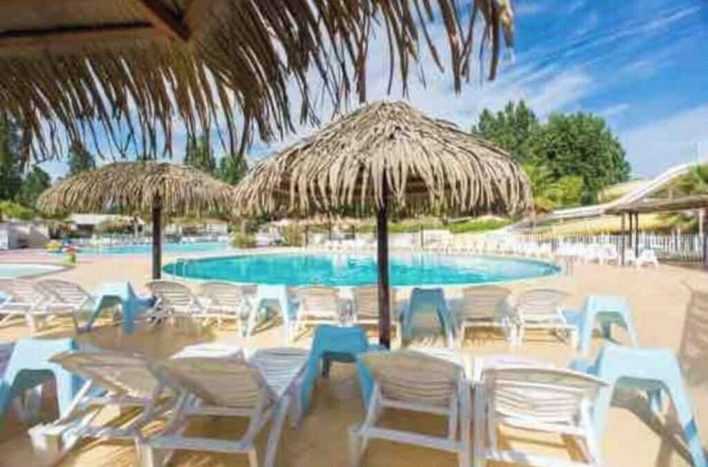 Piscina a l'aire lliure i piscina climatitzada 