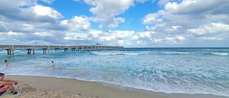 Chaises longues, serviettes de plage
