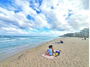 Chaises longues, serviettes de plage