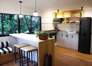 Réfrigérateur, micro-ondes, plaque de cuisson, cafetière/bouilloire